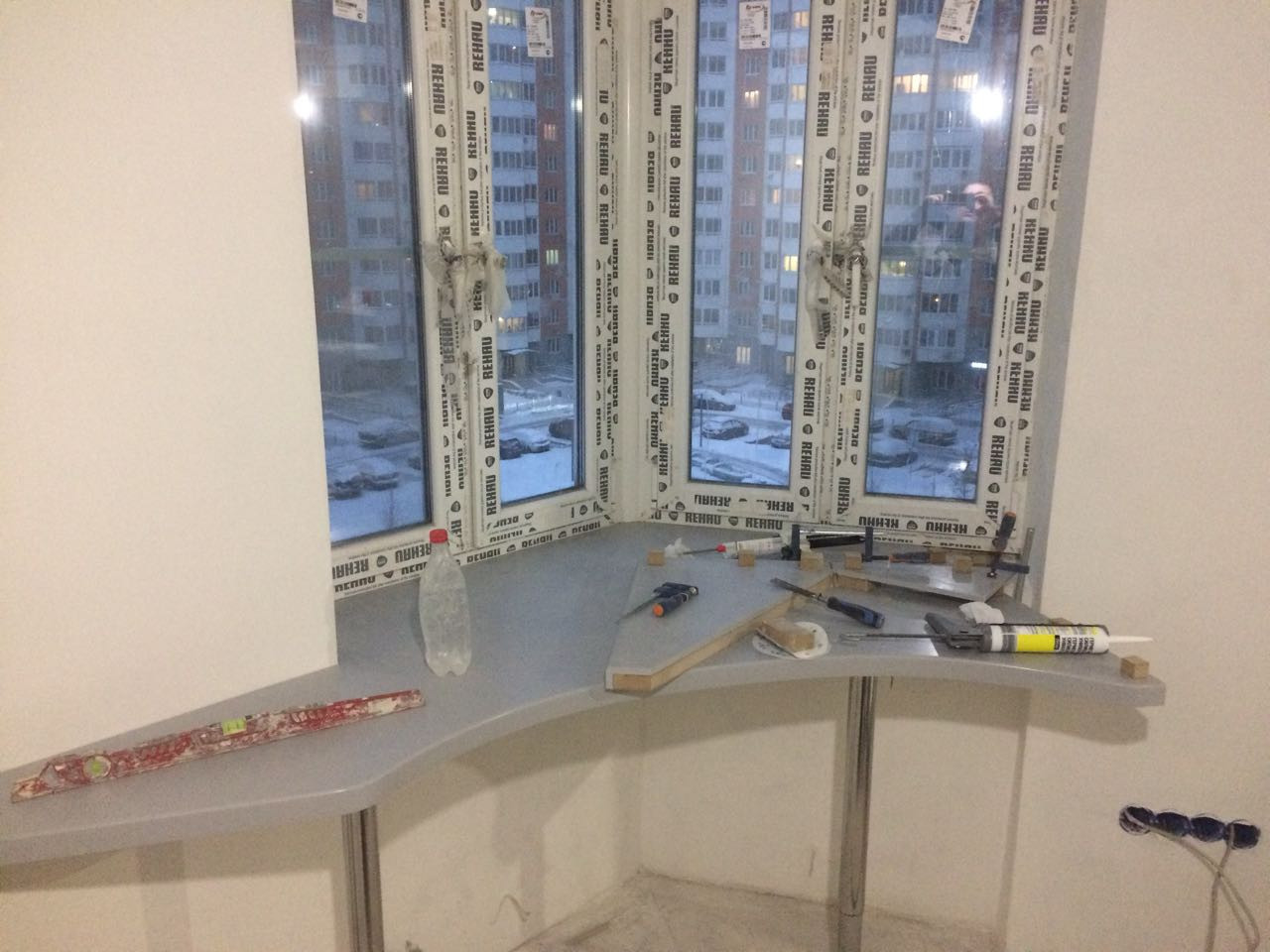 Подконник из искусственного камня: цена и фотографии Установка подоконника из искусственного камня: цена и фотографии