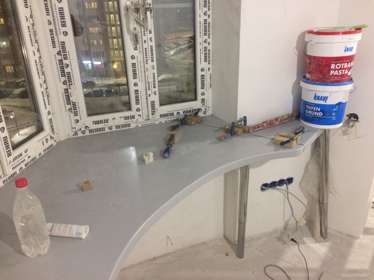 Подоконник из камня для детской комнаты: цена и фотографии Вторая фотография подоконника из искуственного камня для детской комнаты: цена