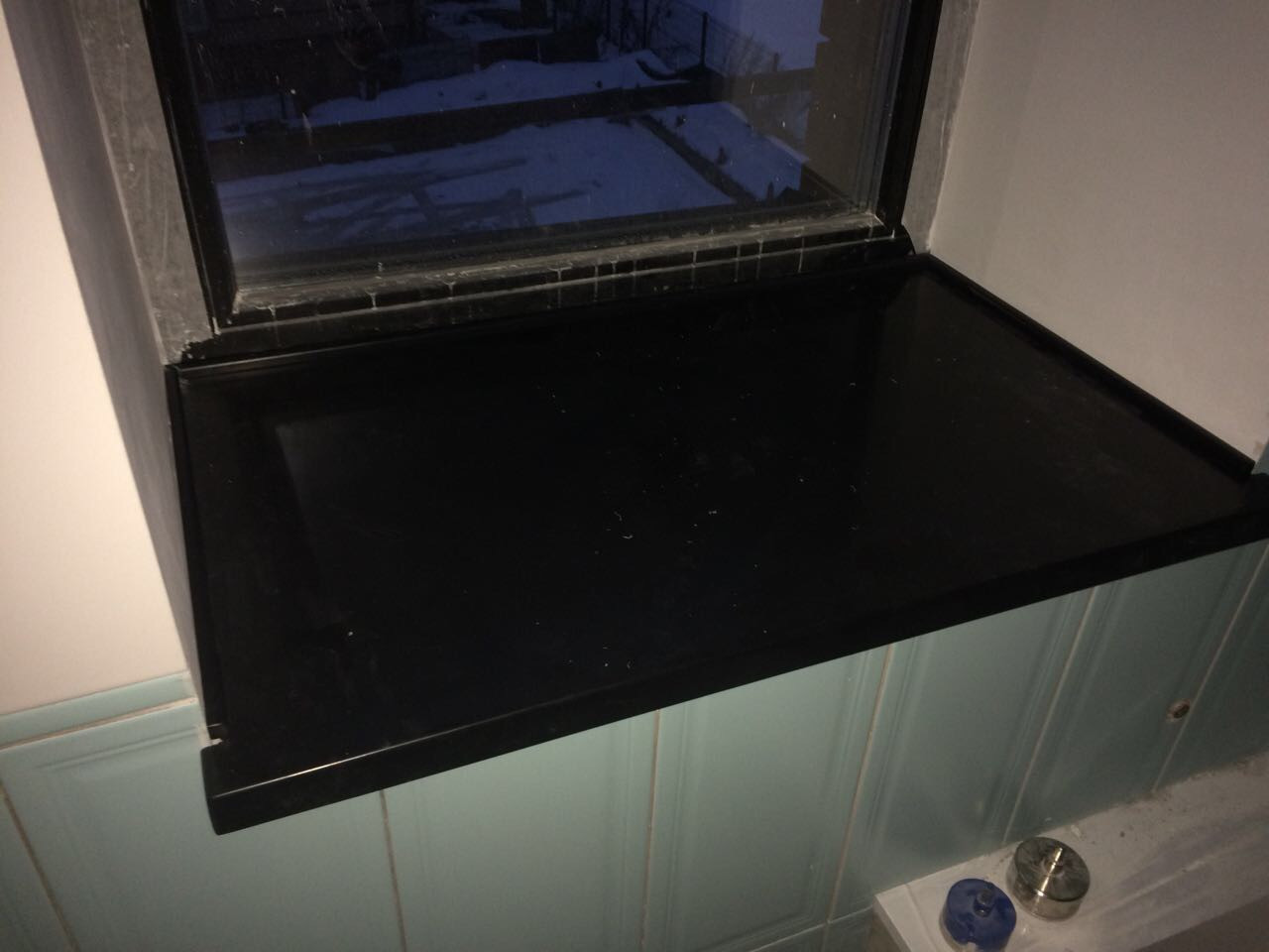 Подоконник из камня установлен