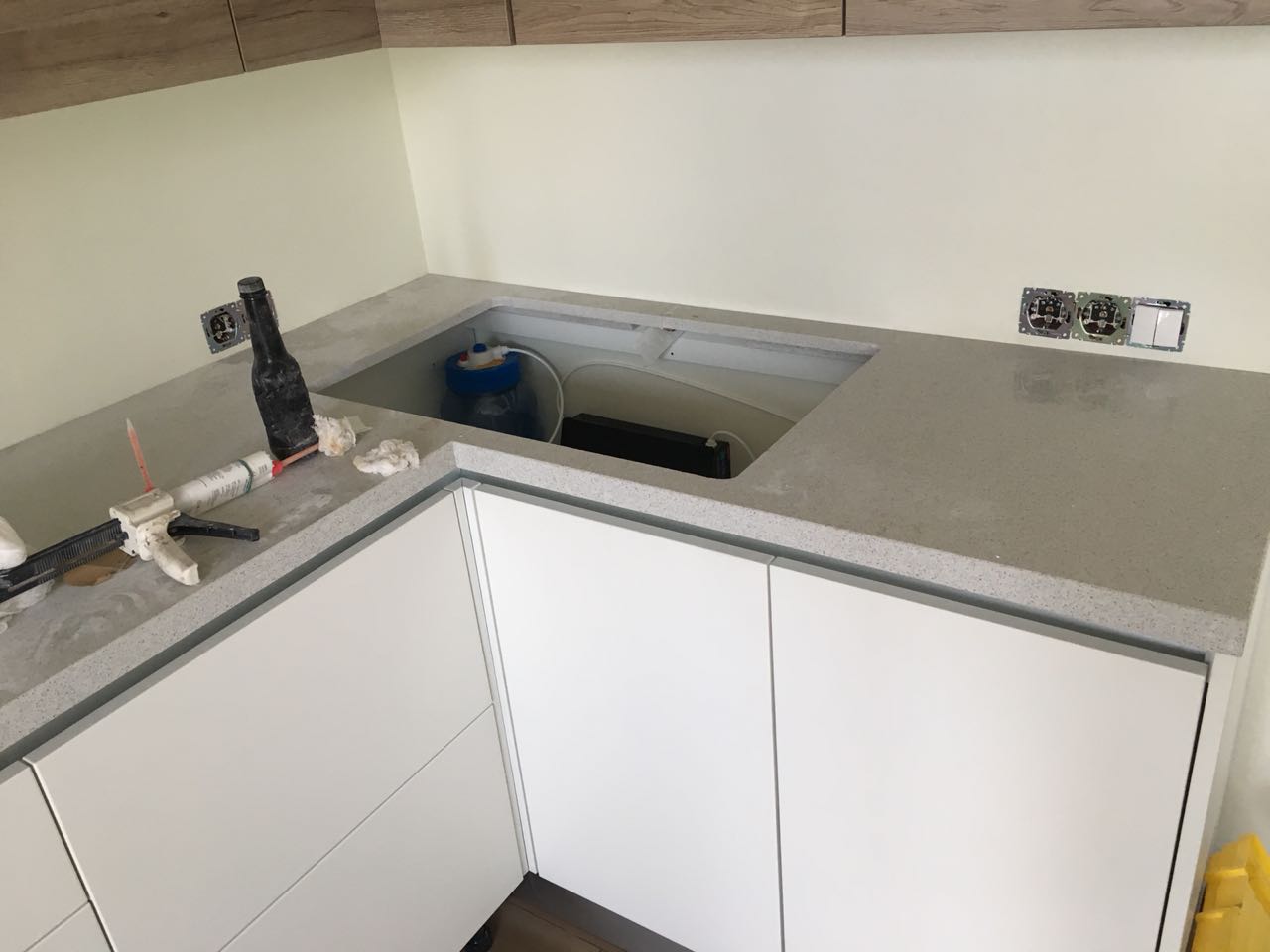 Установка столешницы из камня: кварцевый агломерат Samsung Идет установка столешницы из кварца Samsung Radianz GG900. Вырез под мойку уже сделан, шов склеен