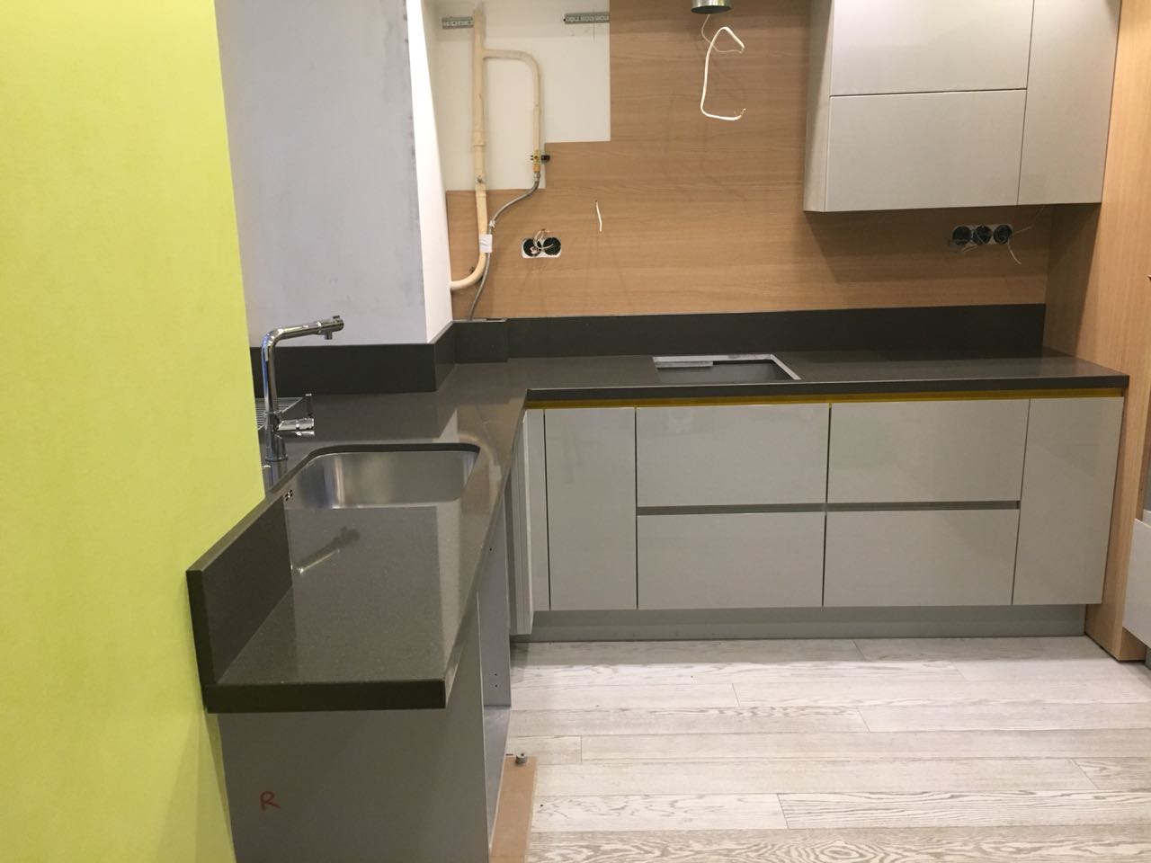 Столешница из камня Samsung Radianz с пристеновым плинтусом высотой 150 мм