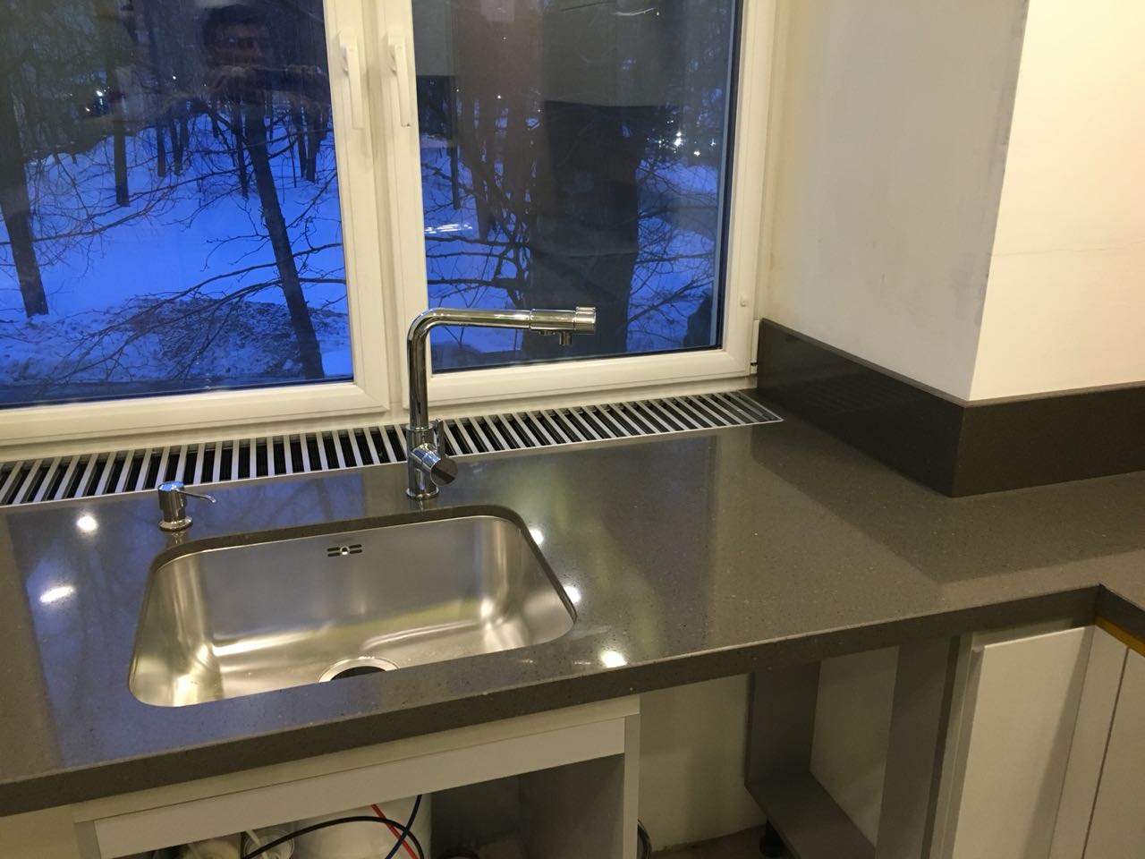 Подоконник и столешница из камня: в центре решетка конвектора