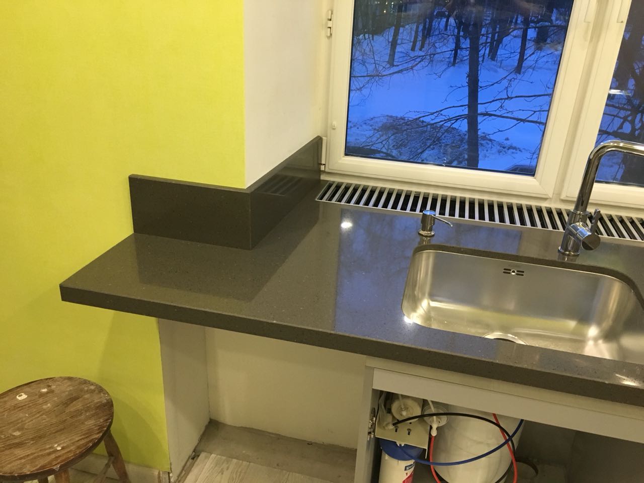 Столешница из камня с интегрированным подоконником из камня