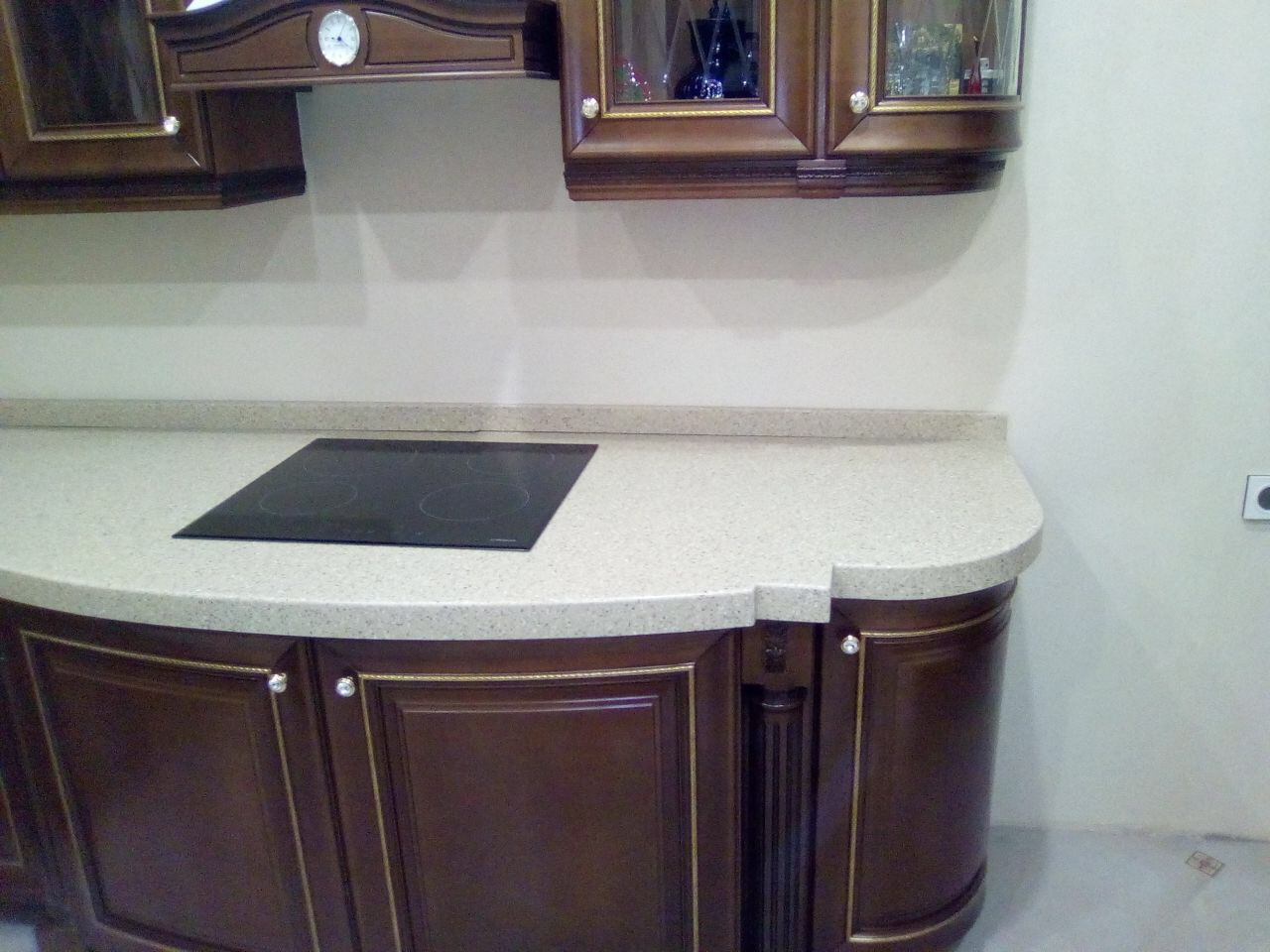 Радиусный элемент на столешнице из камня Tristone F122 Grandex A411