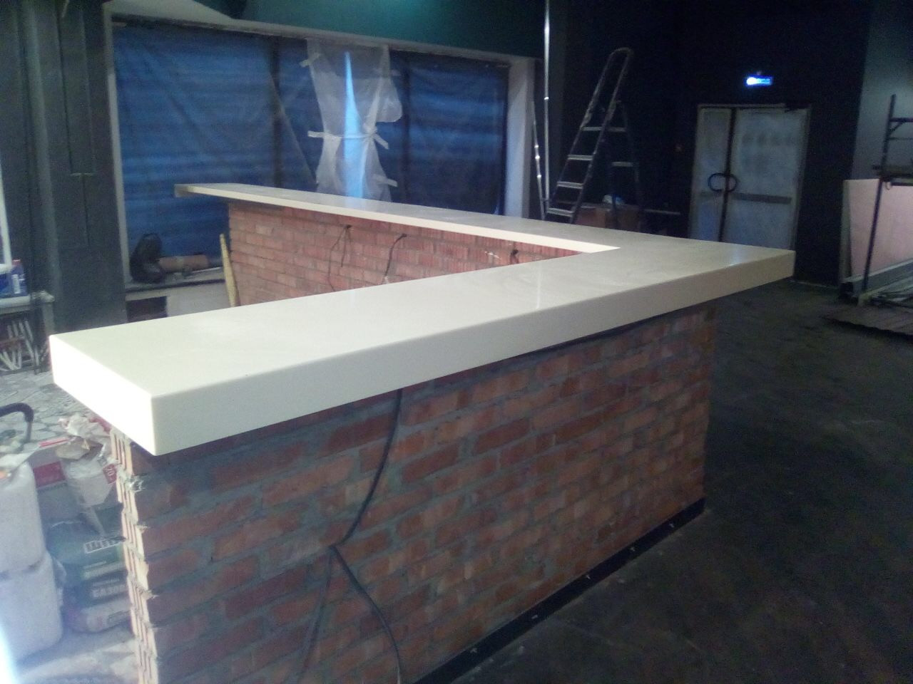 Барная стойка из искусственного камня в ресторан вид сбоку от компании e-stoun.ru