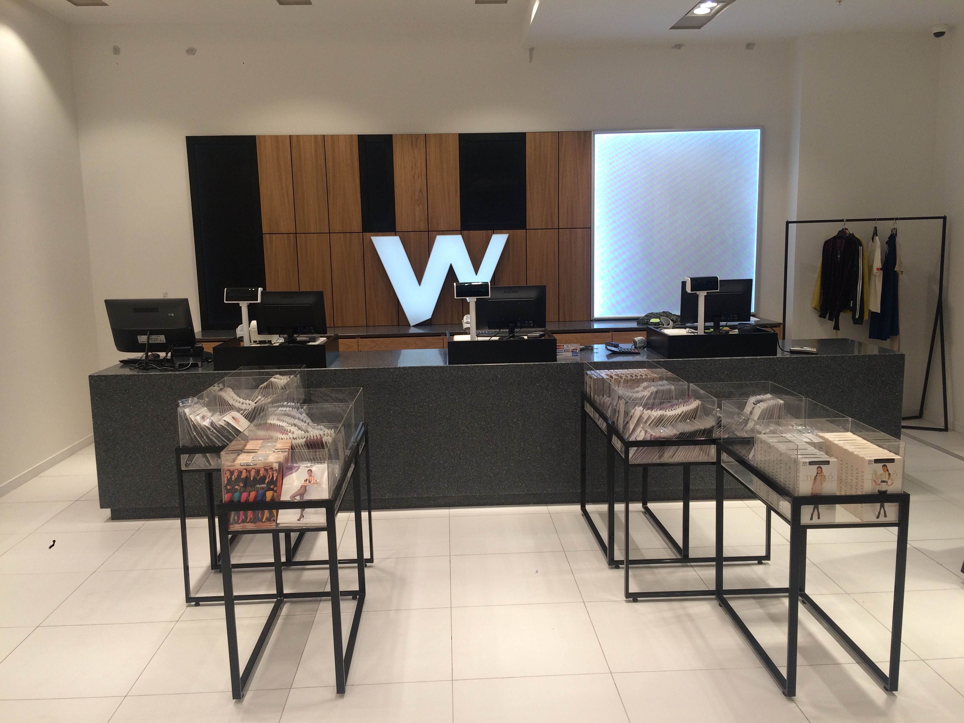 Ресепшен в кассовую зону с столешницей из искусственного камня