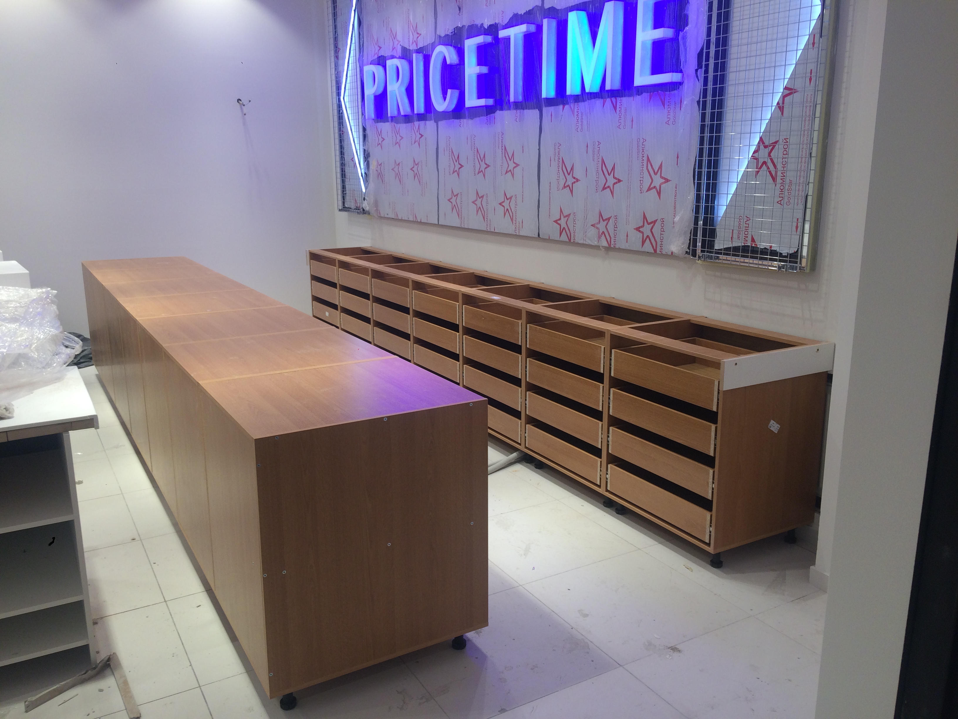 Начало сборки мебели: установленны 2 тумбы, на которых будут столешницы из искусственного камня