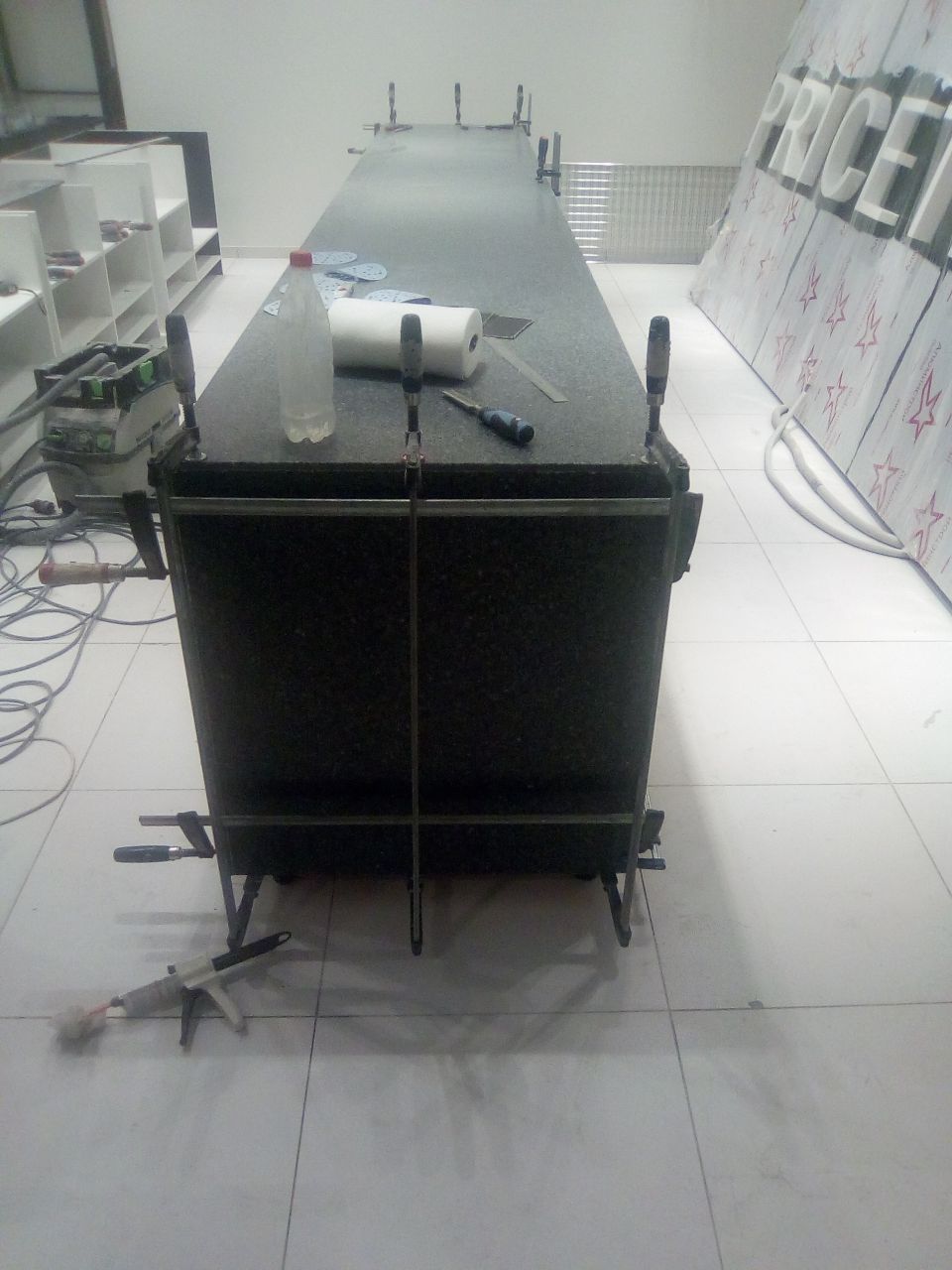 Стягивание столешницы из искусственного камня с помощью струбцин