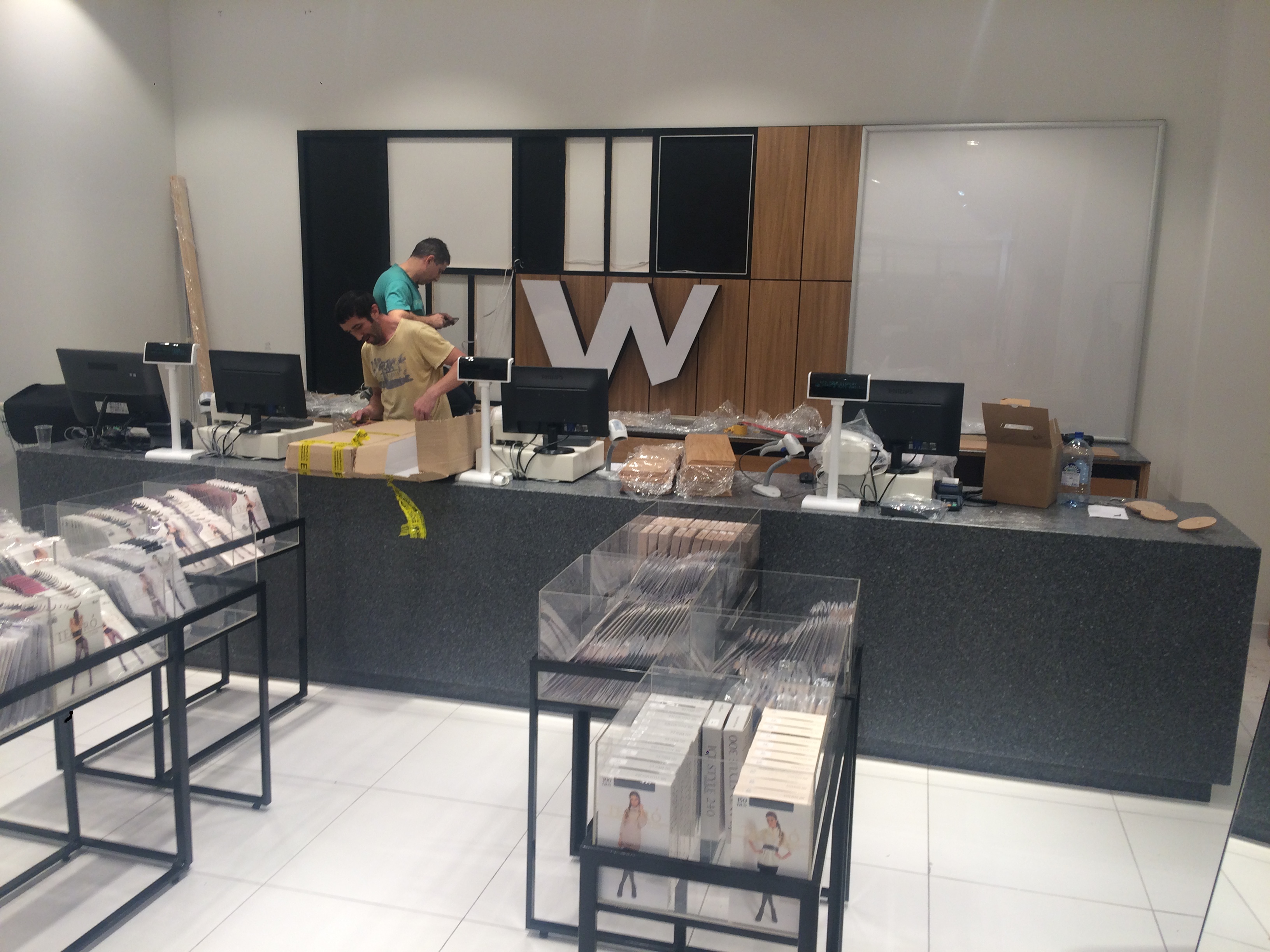 Тумбы и столешница из камня уже на своих местах. Идет процесс сборки задней стены.