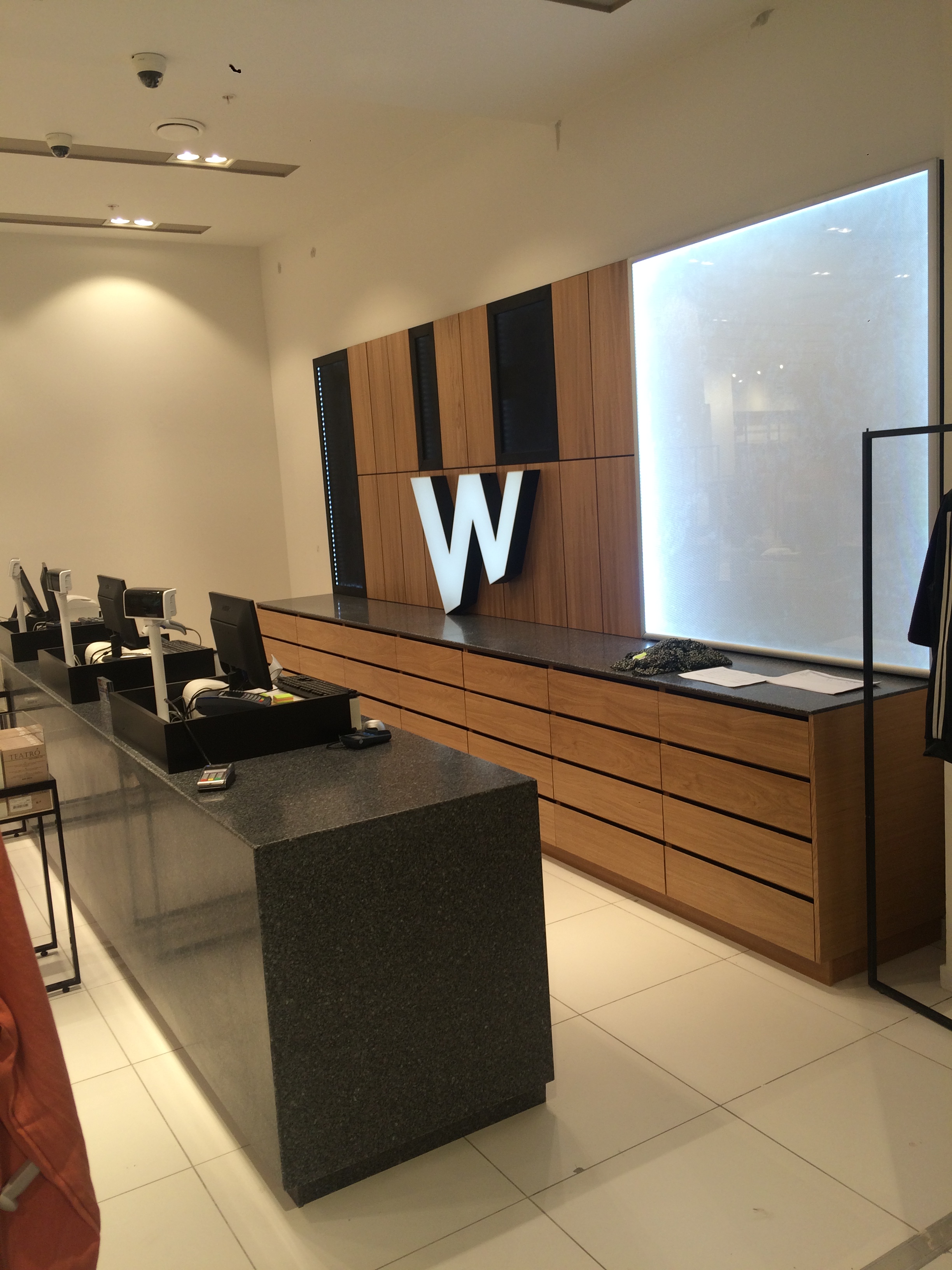 Ресепшен полностью собранн: корпуса из ЛДСП, столешница из искусственного камня, фасадики шпон.