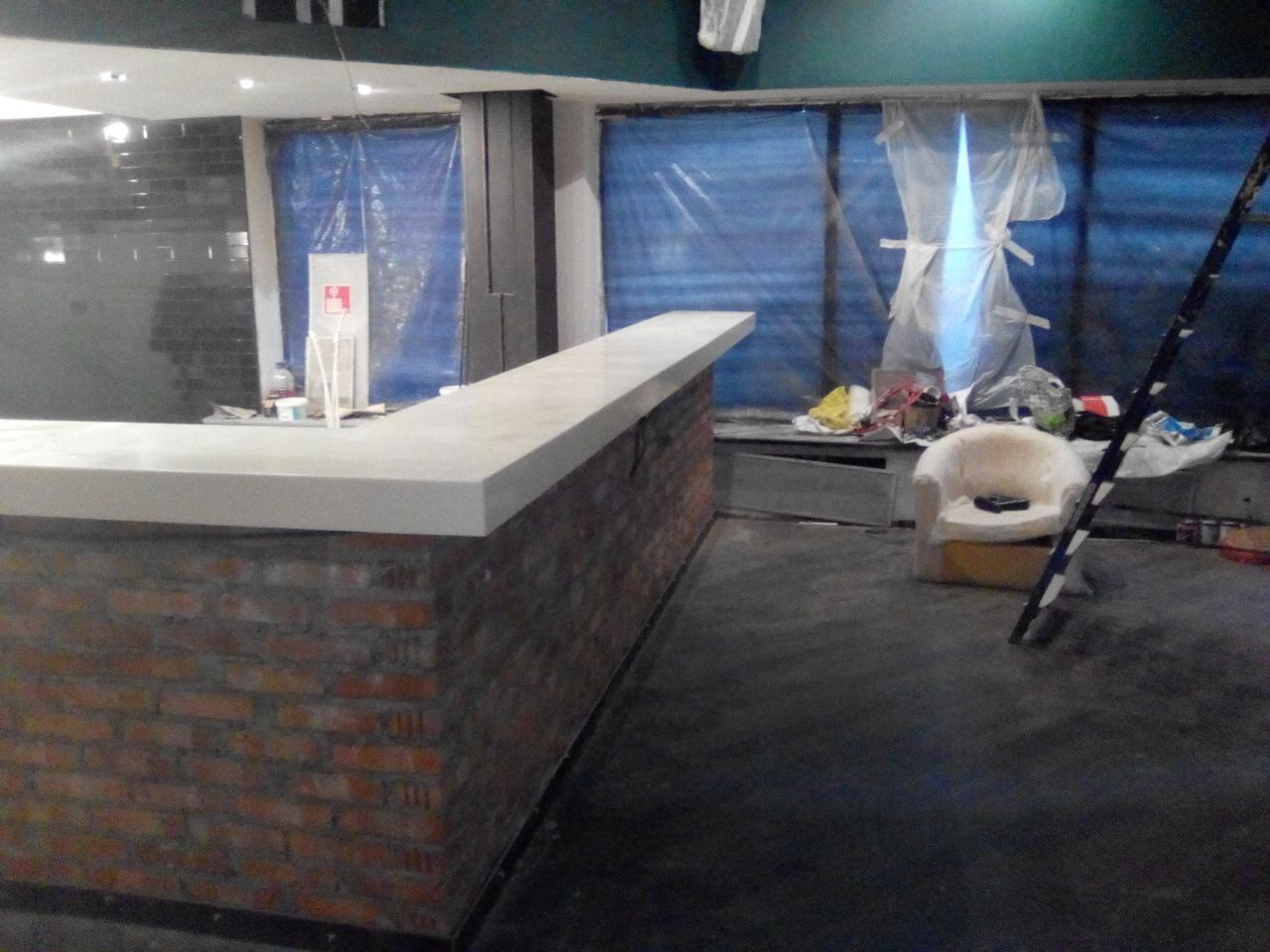 Ресепшен из камня в кафе Tristone St121 вид спереди