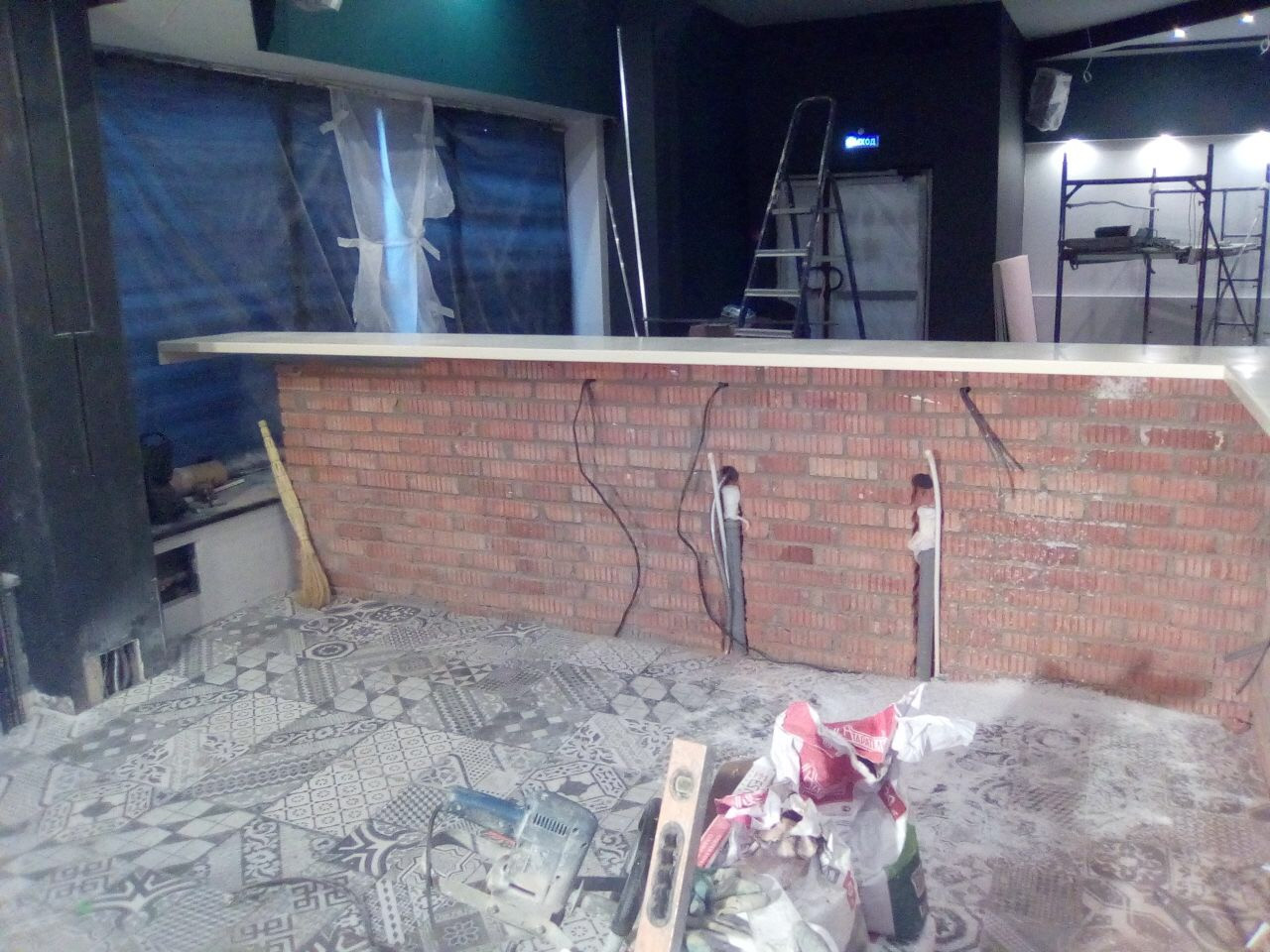 Респшен из камня Grandex (Tristone) подходит к окну