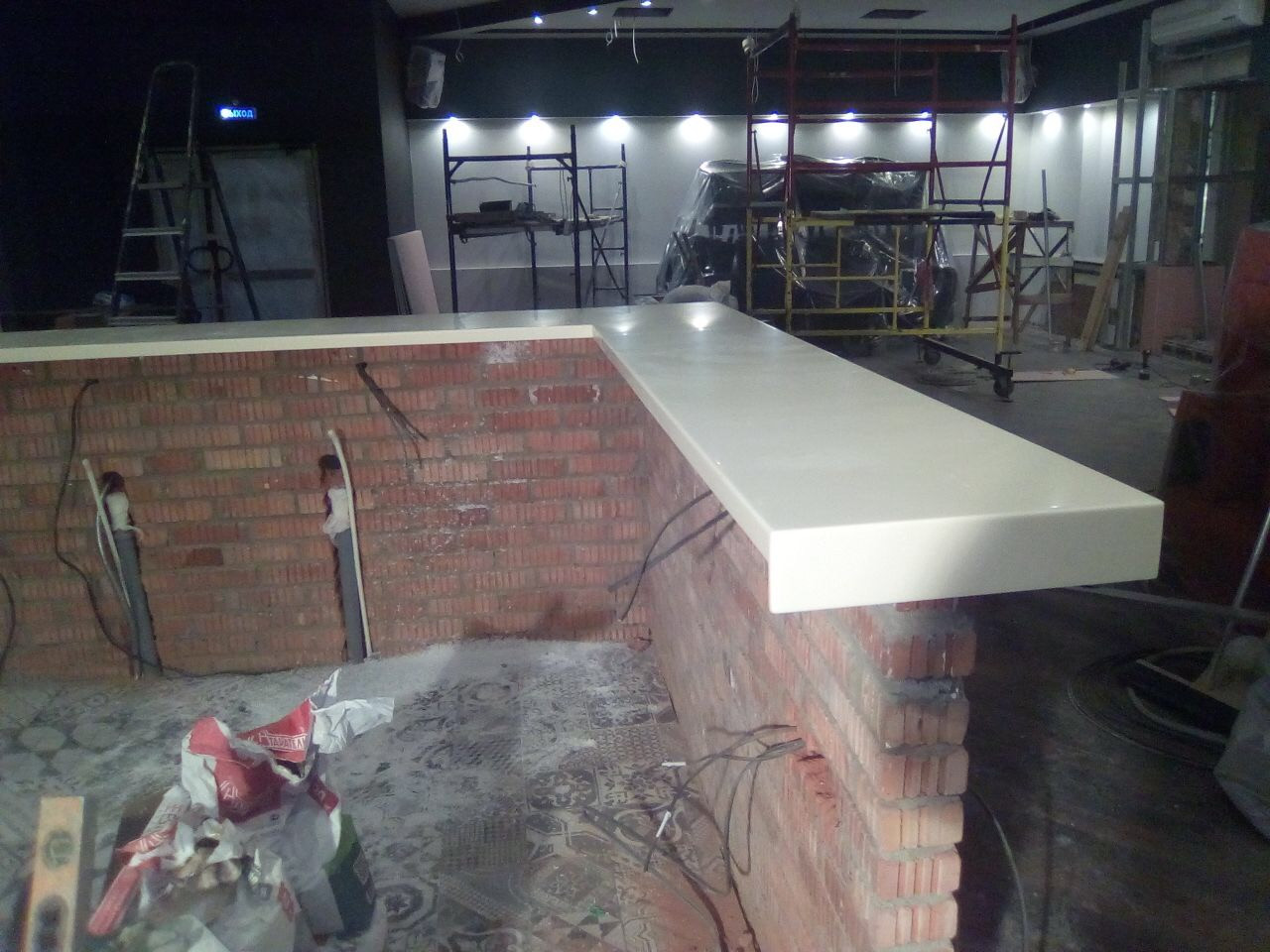 Вид на ресепшен из искусственного камня сзади: видна лицевая кромка 100 мм и обратная кромка 40 мм