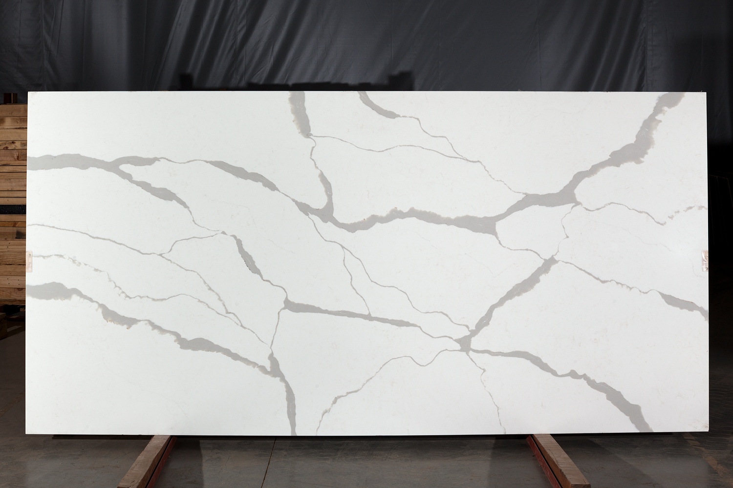 Фотографии слэба Samsung Radianz Monaco White MW123 до того, как из него будет изготовленна столешница