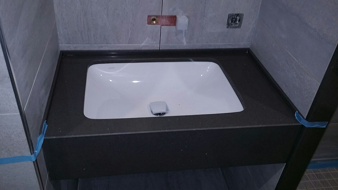 Мойка с нижней подклейкой установленная в кварцевую столешницу Мойка с нижней подклейкой установленна ближе к левому краю каменной столешницы