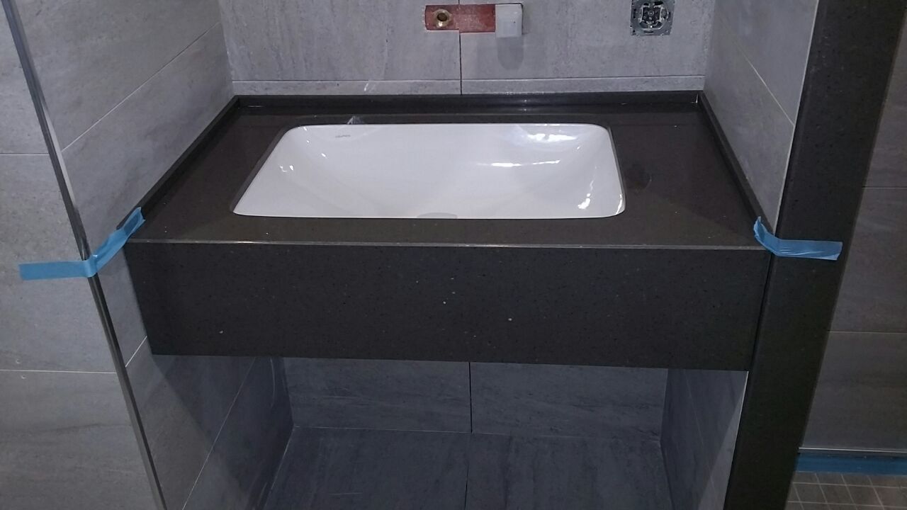 Небольшая каменная столешница из кварца Samsung Radianz AE498 Alpine Umber Небольшая столешница в ванную комнату из остатков камня Samsung Radianz AE498 Alpine Umber