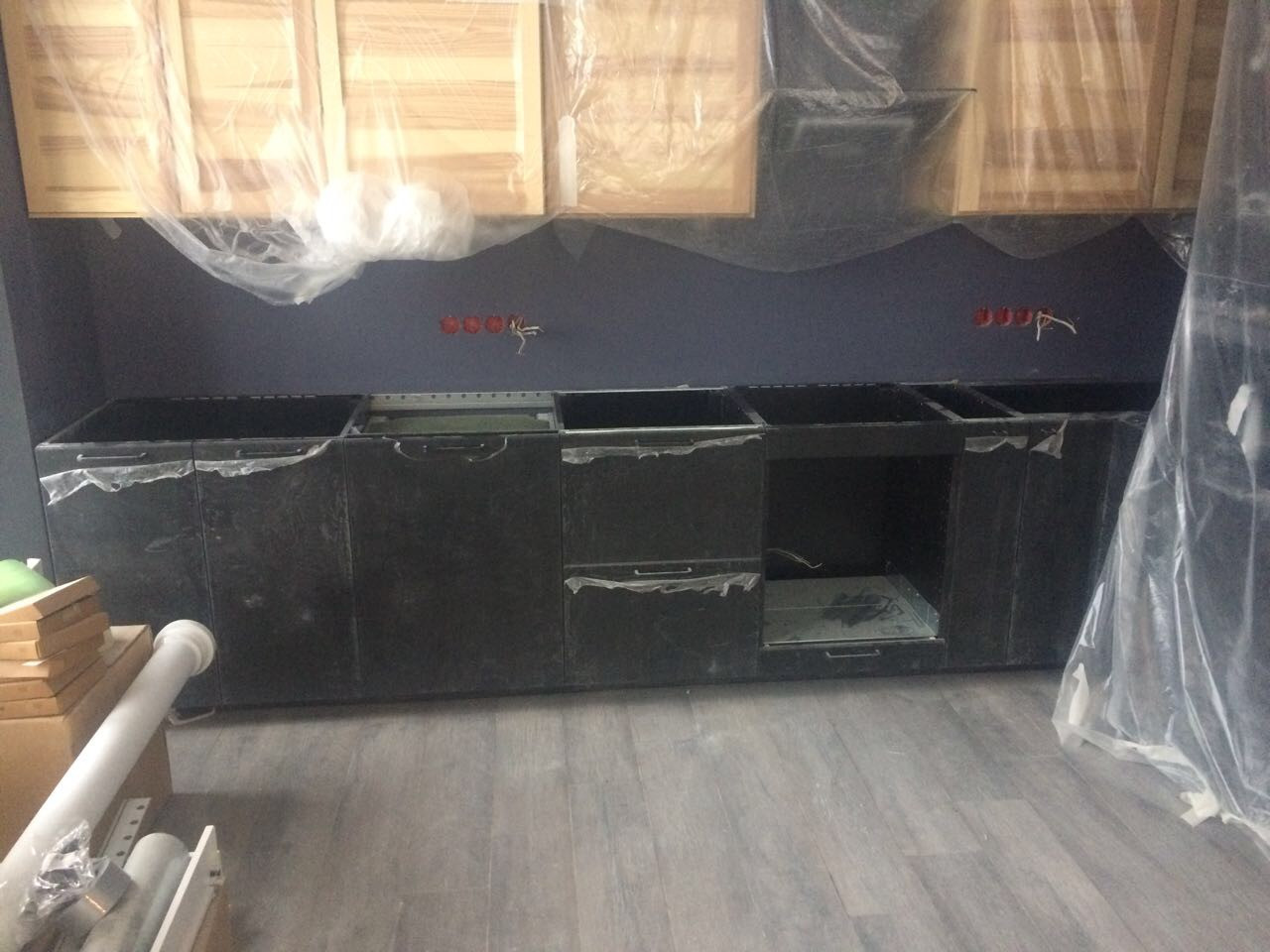 До начала монтажа столешницы 3... 2... 1... Погнали! Куонная мебель до начала монтажа столешницы из кварца Samsung Radianz Korbu Cocoa KO494