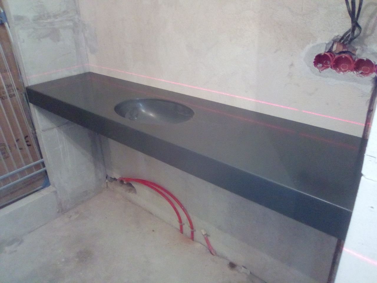 Столешница в ванную из камня цветом Столешница из искусственного камня с интегрированной мойкой серго цвета