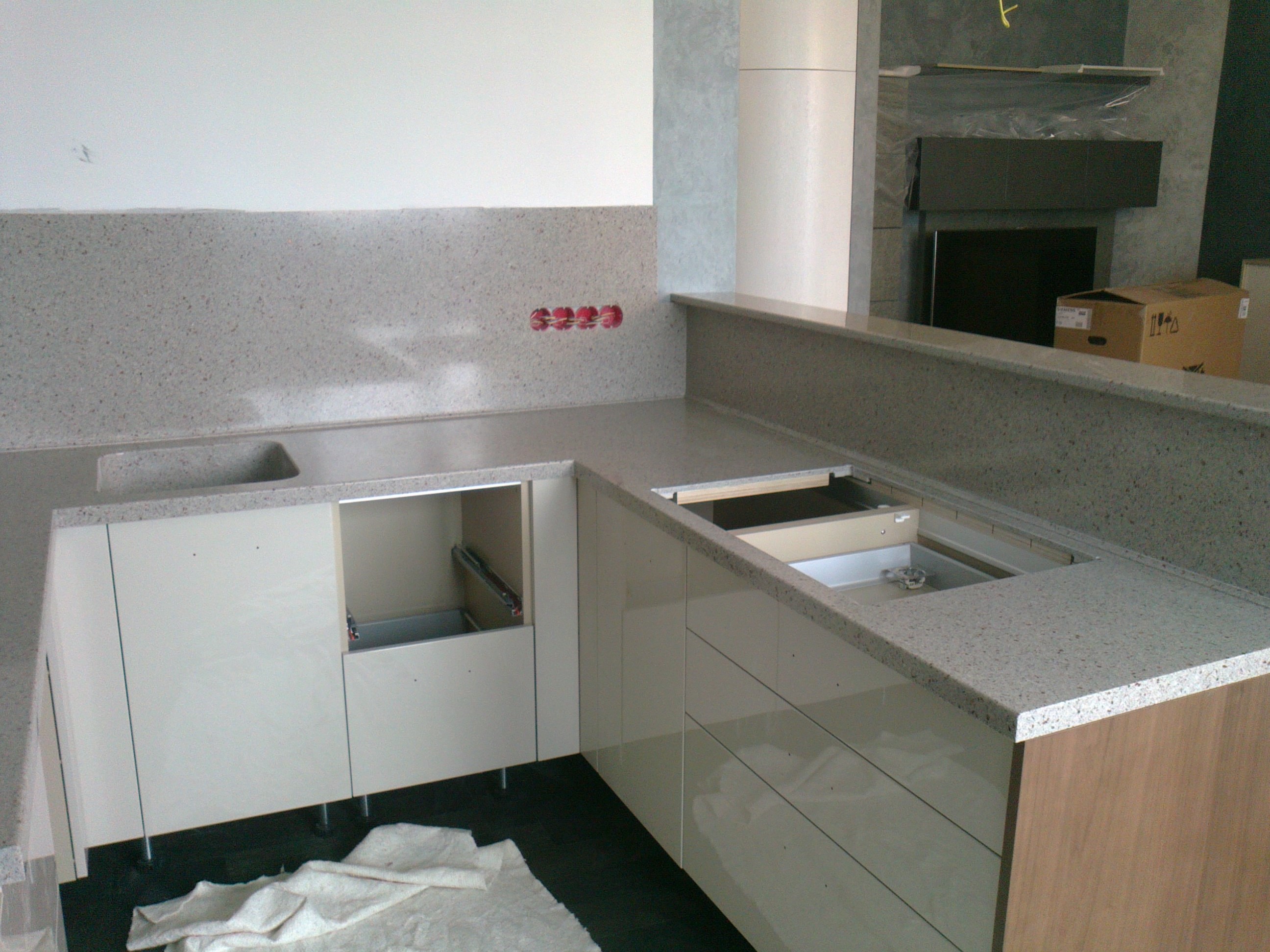 Столешница из искусственного камня с стеновой панелью и барной стойкой