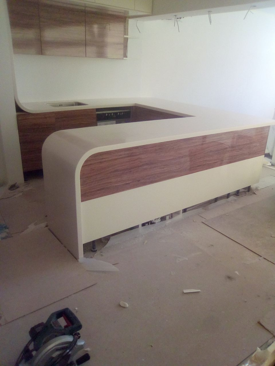 Столешница из акрилового камня Samsung Staron Sv041 с изгибами Столешница из акрилового камня плавно изгибающаяся и заходящая на стену и опускающаяся на пол