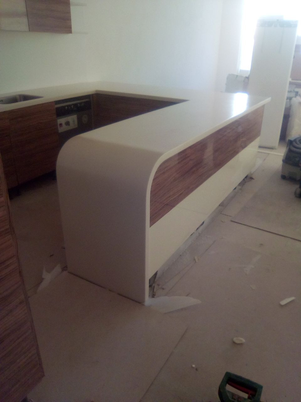 Плавный переход акриловой столешницы в барную ногу. Фотография изгиба акриловой столешницы: столешница переходит в каменную ногу.