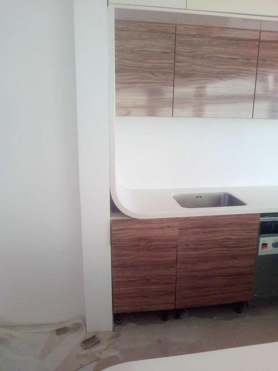 Столешница и стеновая панель из камня Samsung Staron Столешница из акрилового камня Samsung Staron SV 041 плавно переходит в стеновую панель.