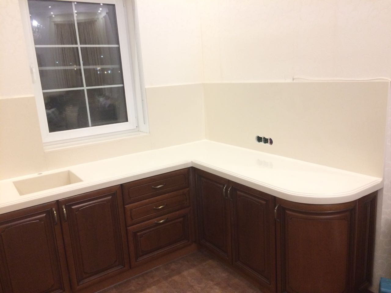 Пример установки стеновых панелей из камня на столешницу из камня