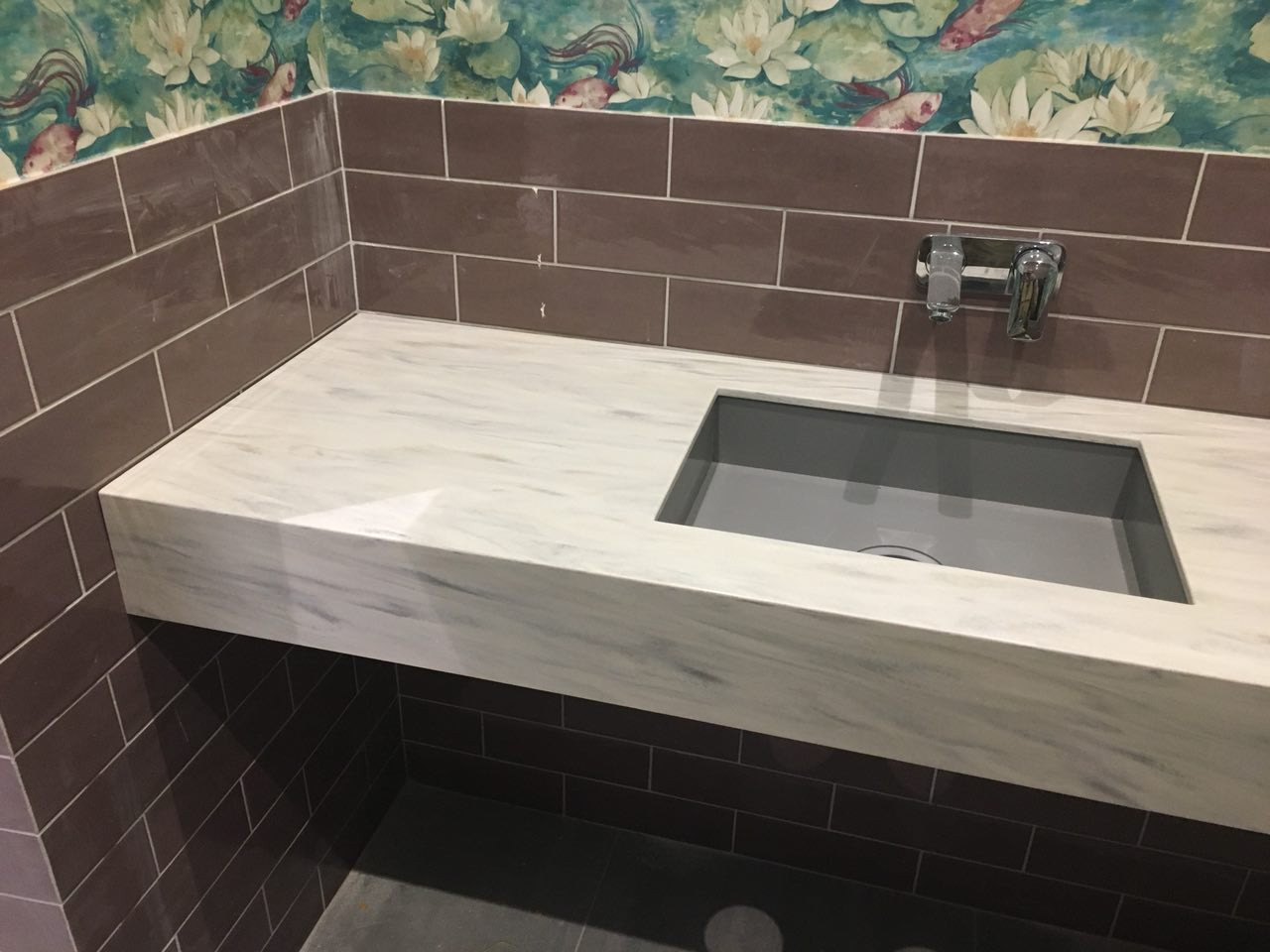 Столешница из искусственного камня с литой мойкой в ванной комнате