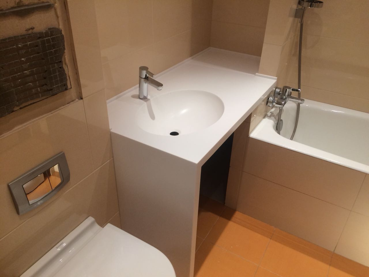 Столешница в ванную после монтажа: вид сбоку Столешница установленна на свое место: материал искусственный камень Tristone a-104 Pure White