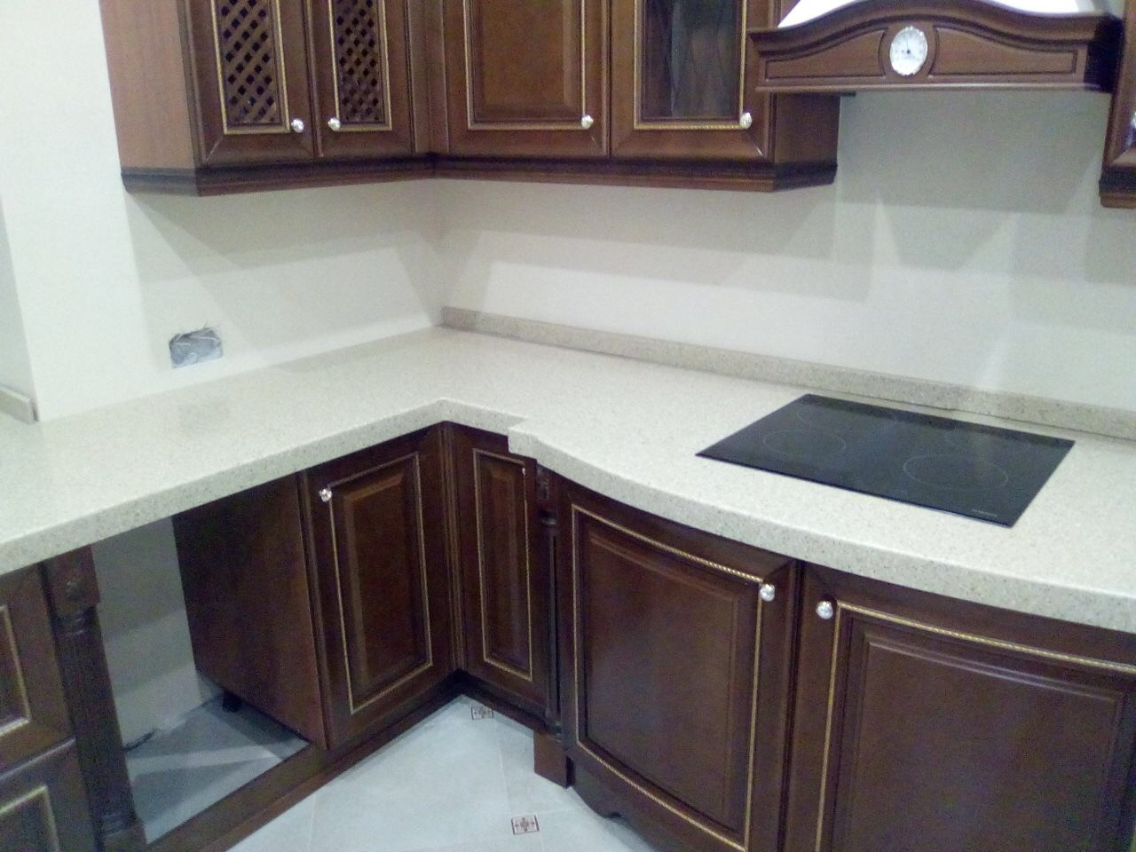 Столешница из искусственного камня с интегрированным подоконником Tristone F122 Grandex A411: в районе варочной панели сложный радиус