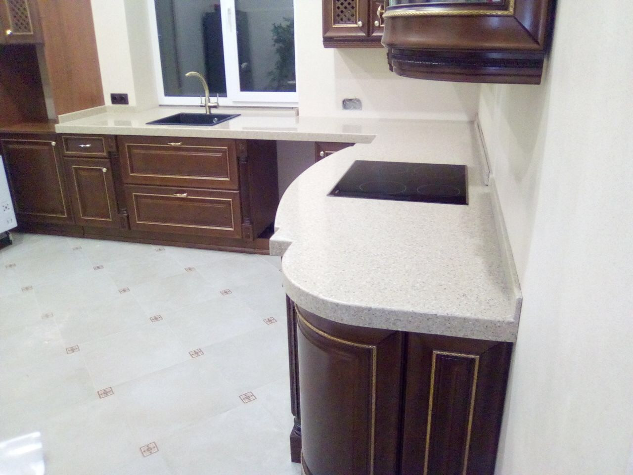 Общий вид на столешницу из камня с интегрированным подоконником