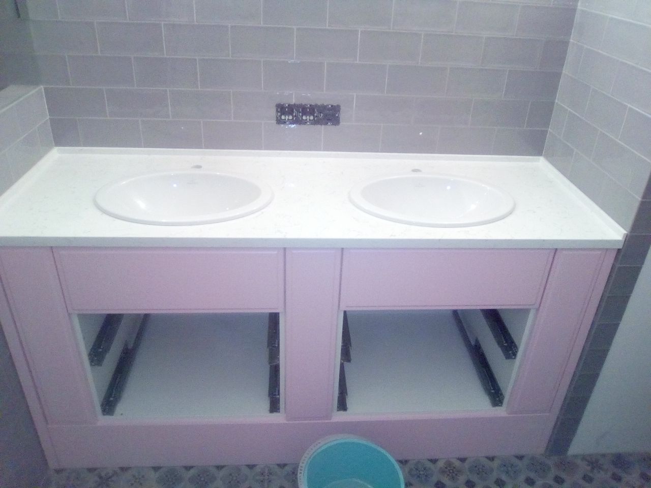 Столешница из камня с двумя накладными раковинами Фотографии столешницы в ванную с двумя накладными раковинами из кварцевого агломерата Technistone Areti Bianco