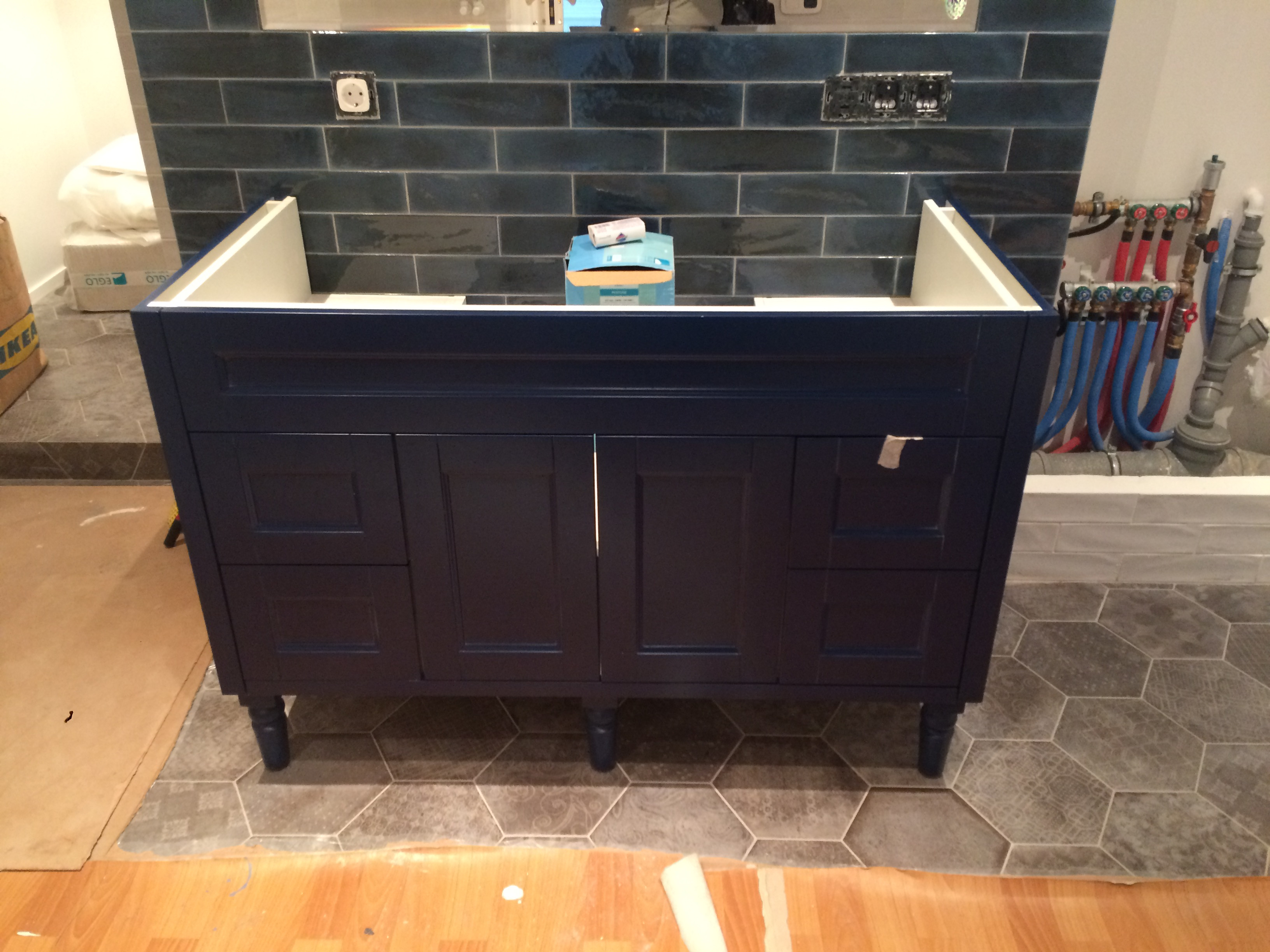 Тумба до установки столешницы Тумбочка в ванной до того, как на неё установили столешницу