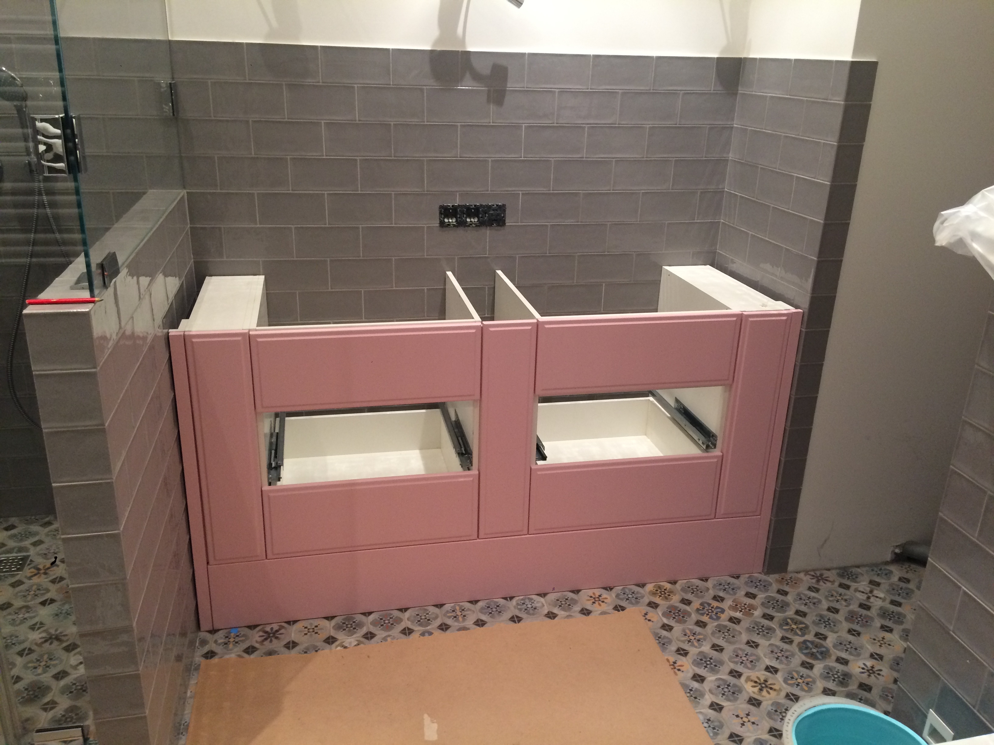 Столешница из кварцевого агломерата Technistone Столешница из кварцевого камня Technistone Areti Bianco на тумбочке розового цвета