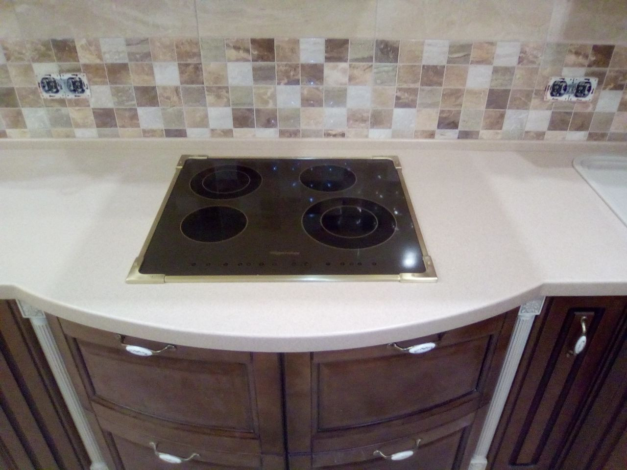 Расширение кухонной столешницы из камня в зоне варочной панели