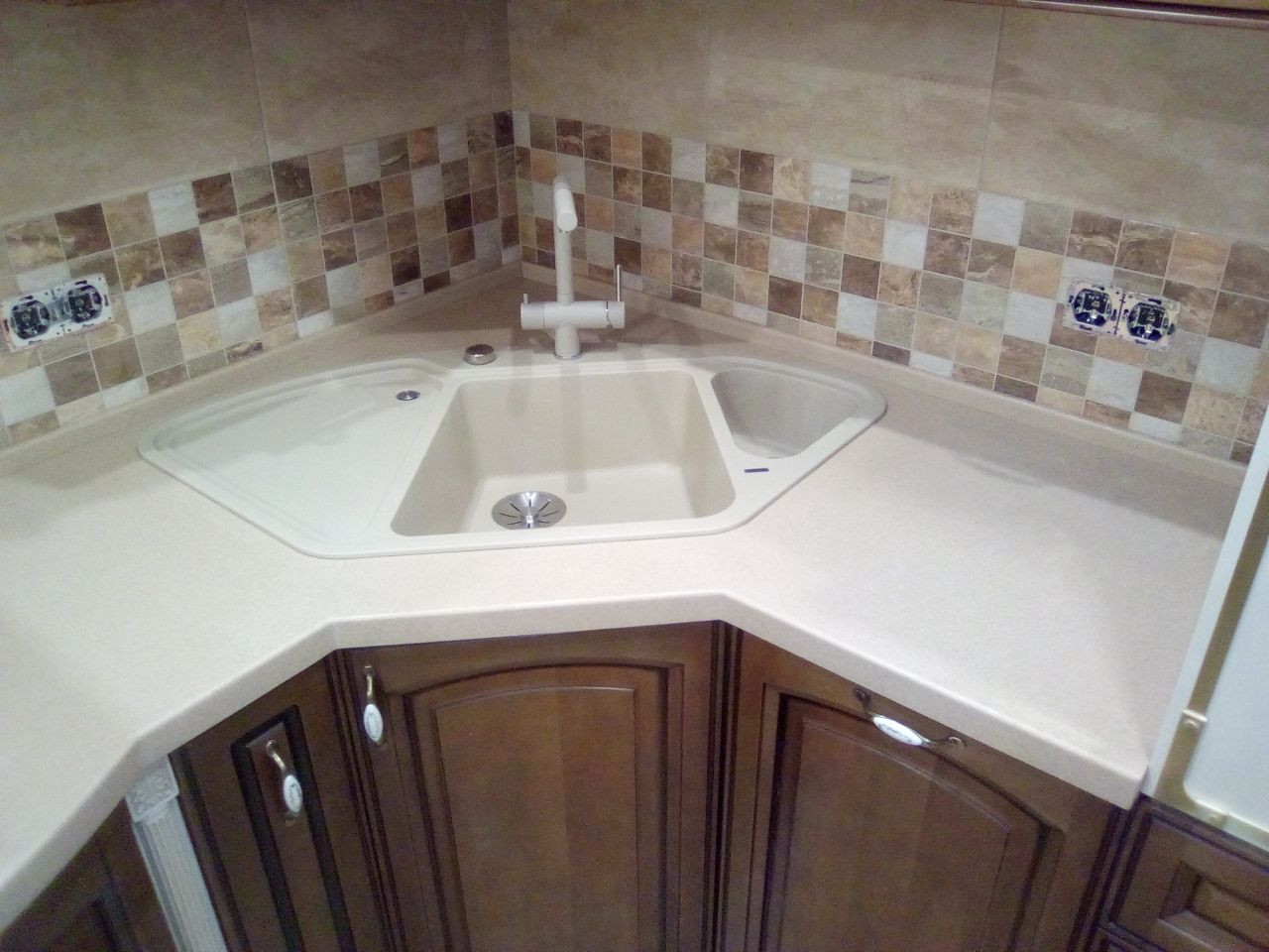 Мойка с верхней подклейкой установленная в каменную столешницу на кухне.