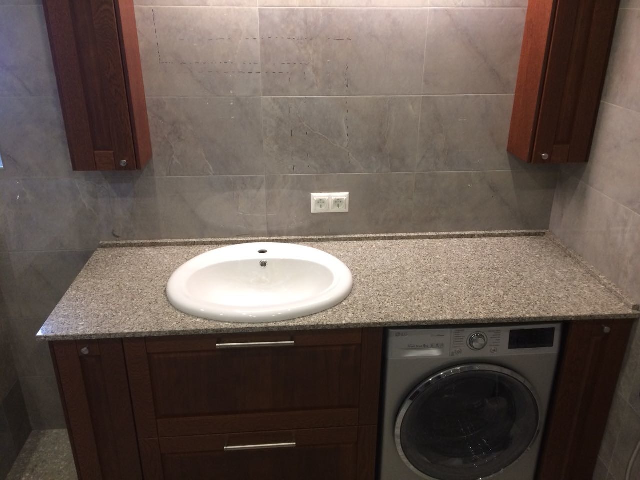 Столешница в ванную комнату из камня толщиной 20 мм. Материал кварц Samsung Radianz IG910