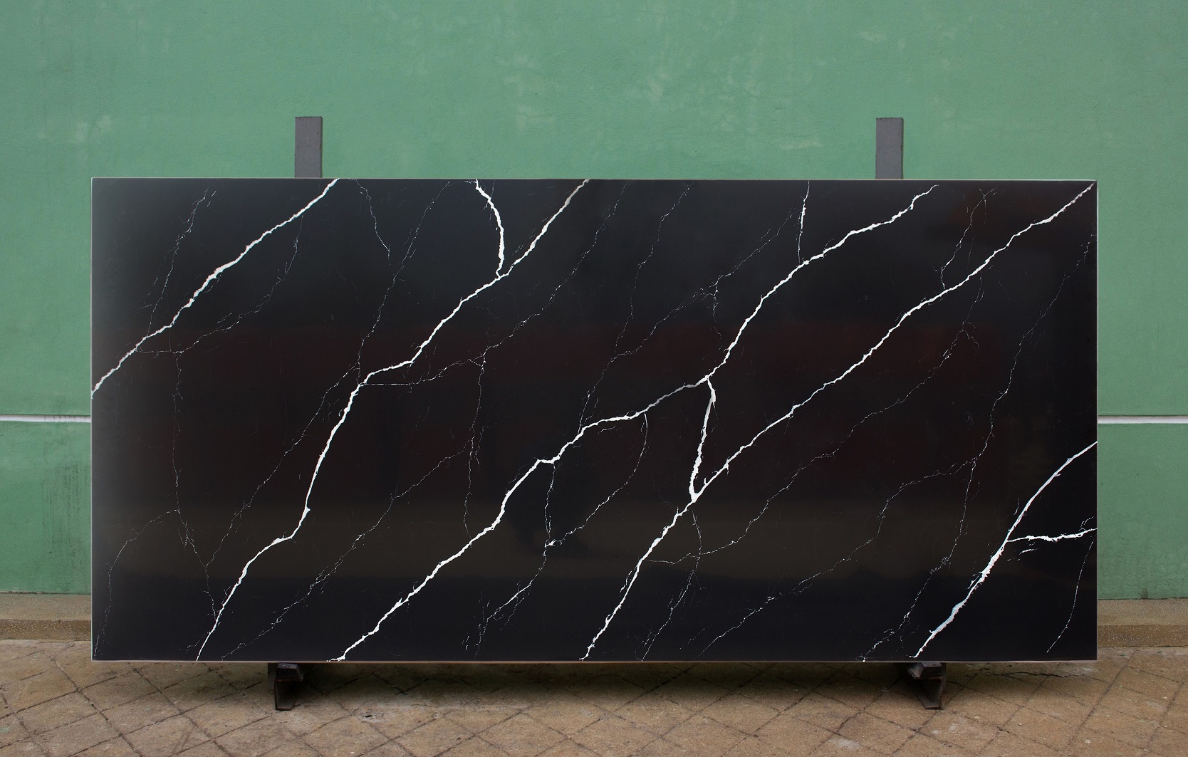 Vicostone Nero Marquina BQ 8740 Фотография слэба кварцевого агломерата Vicostone Nero Marquina BQ 8740