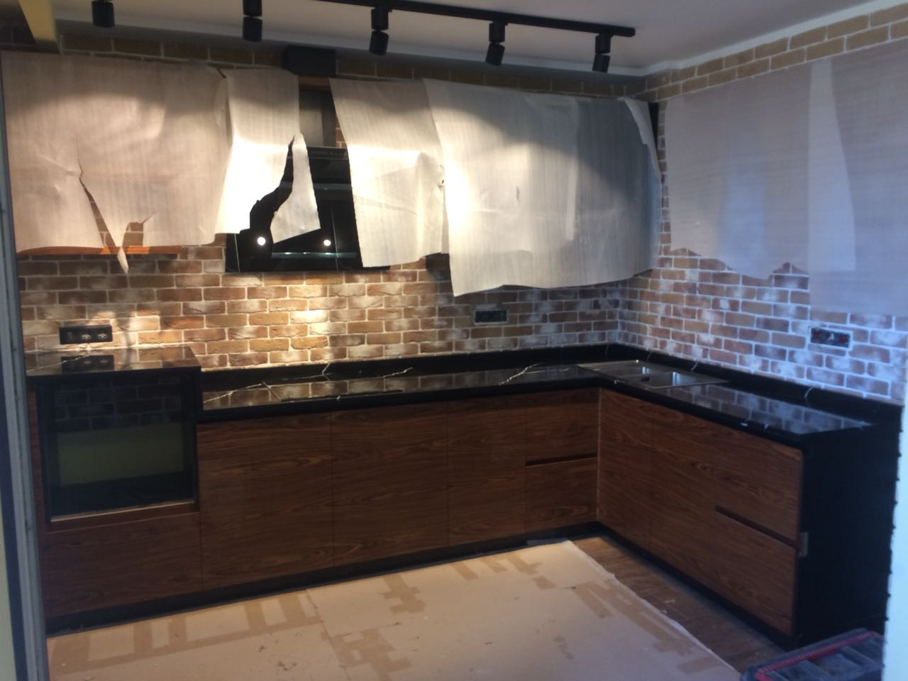 Столешница из кварца Vicostone Nero Marquina Столешница на кухню из камня Vicostone Nero Marquina: это