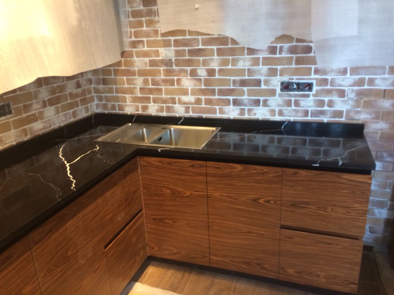 Столешница из кварца черный мрамор с белыми прожилками Правая сторона каменной столешницы: цвет черный мрамор с белыми прожилками.