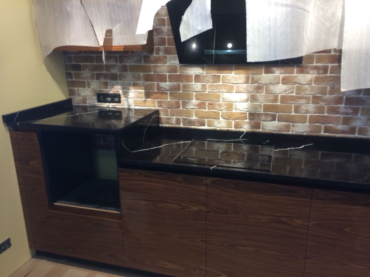 Угловая тумбочка с столешницей из кварца Vicostone Угловая тумбочка накрытая столешницей из камня Vicostone с переходом (ступенькой) в основную столешницу.