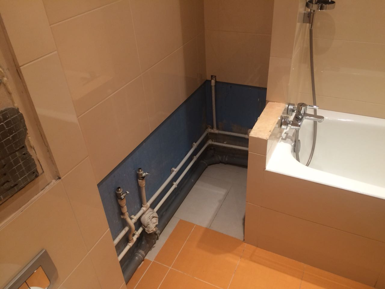 До монтажа столешницы в ванную комнату: видна нестандартная планировка помещения